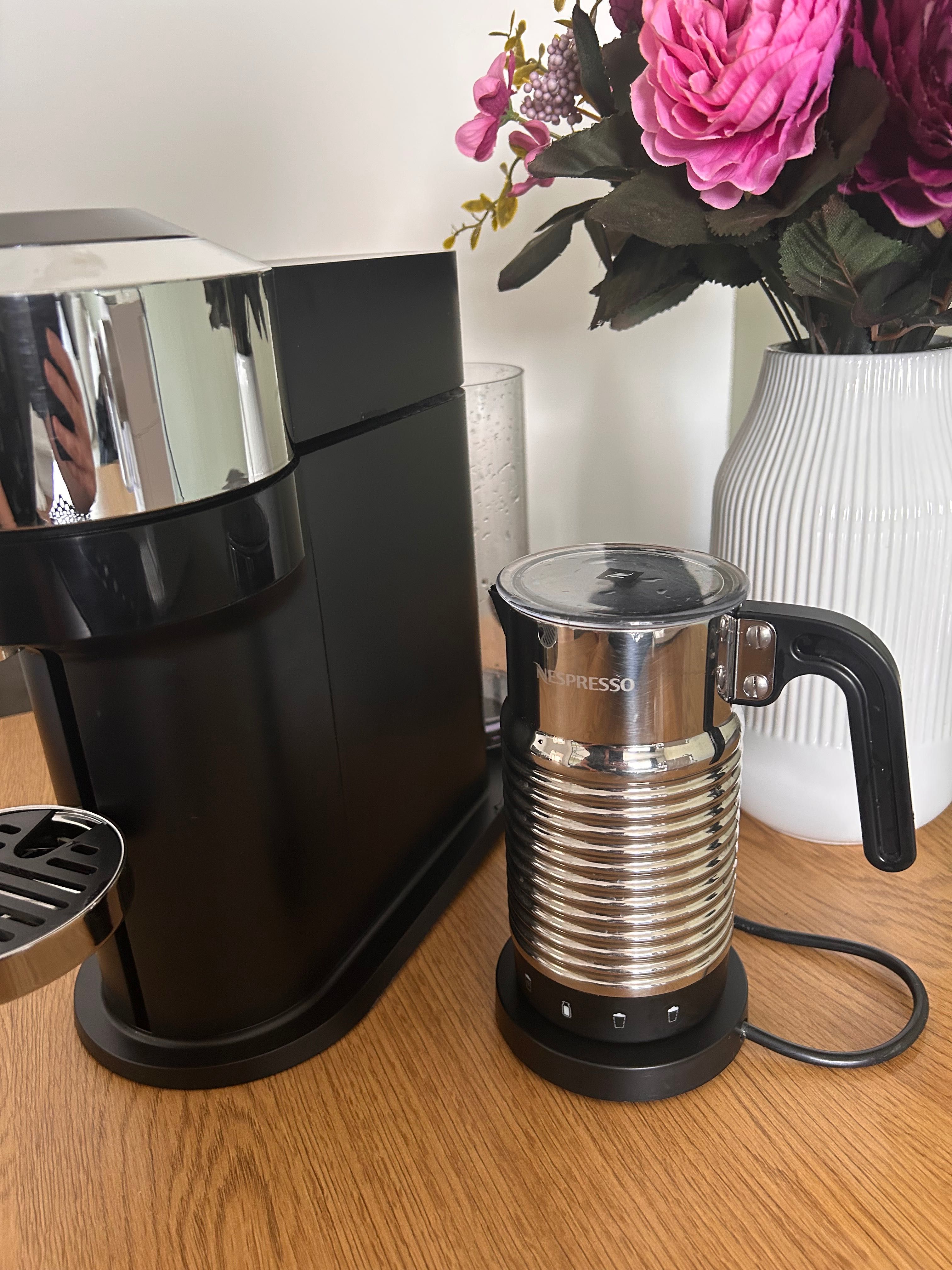 Espressor Vertuo Next D Pure Crom Deluxe si Aeroccino 4