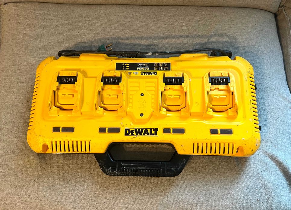Incarcator DeWalt DCB104 rapid 4 porturi 12V 18V XR Li Ion 8A