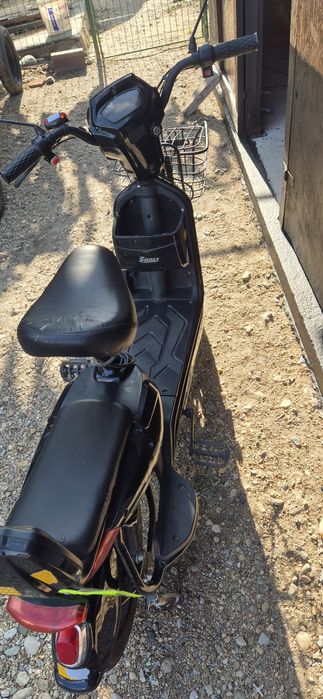 Vind Scuter Electric cu Bateri  luate noi de doua luni ,este înscris .
