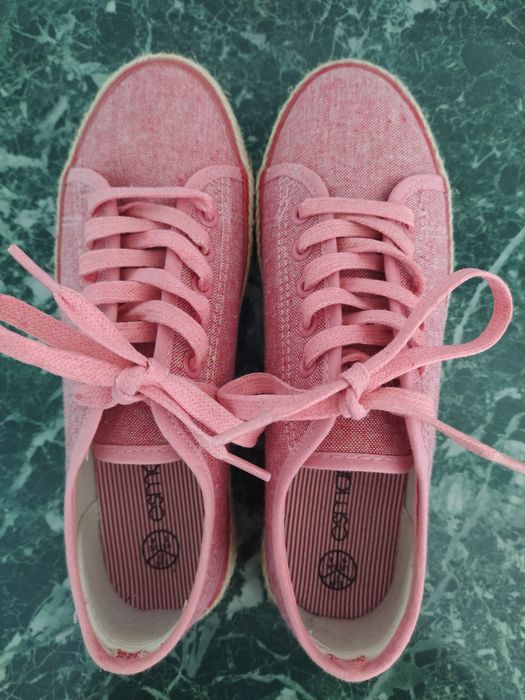 Нови кецове, размер 37.