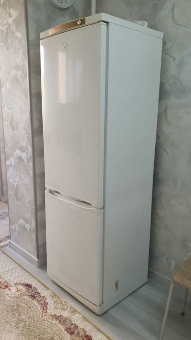 Холодильник Indesit двухкамерный.