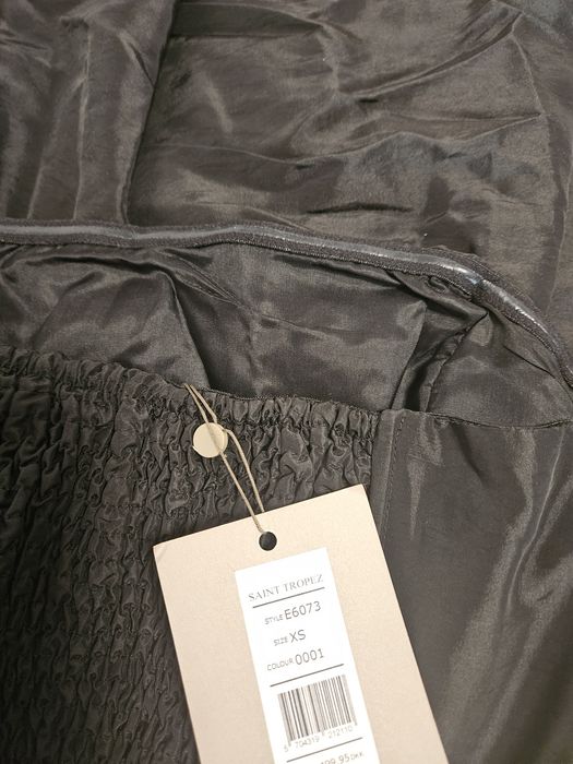 Къса черна рокля