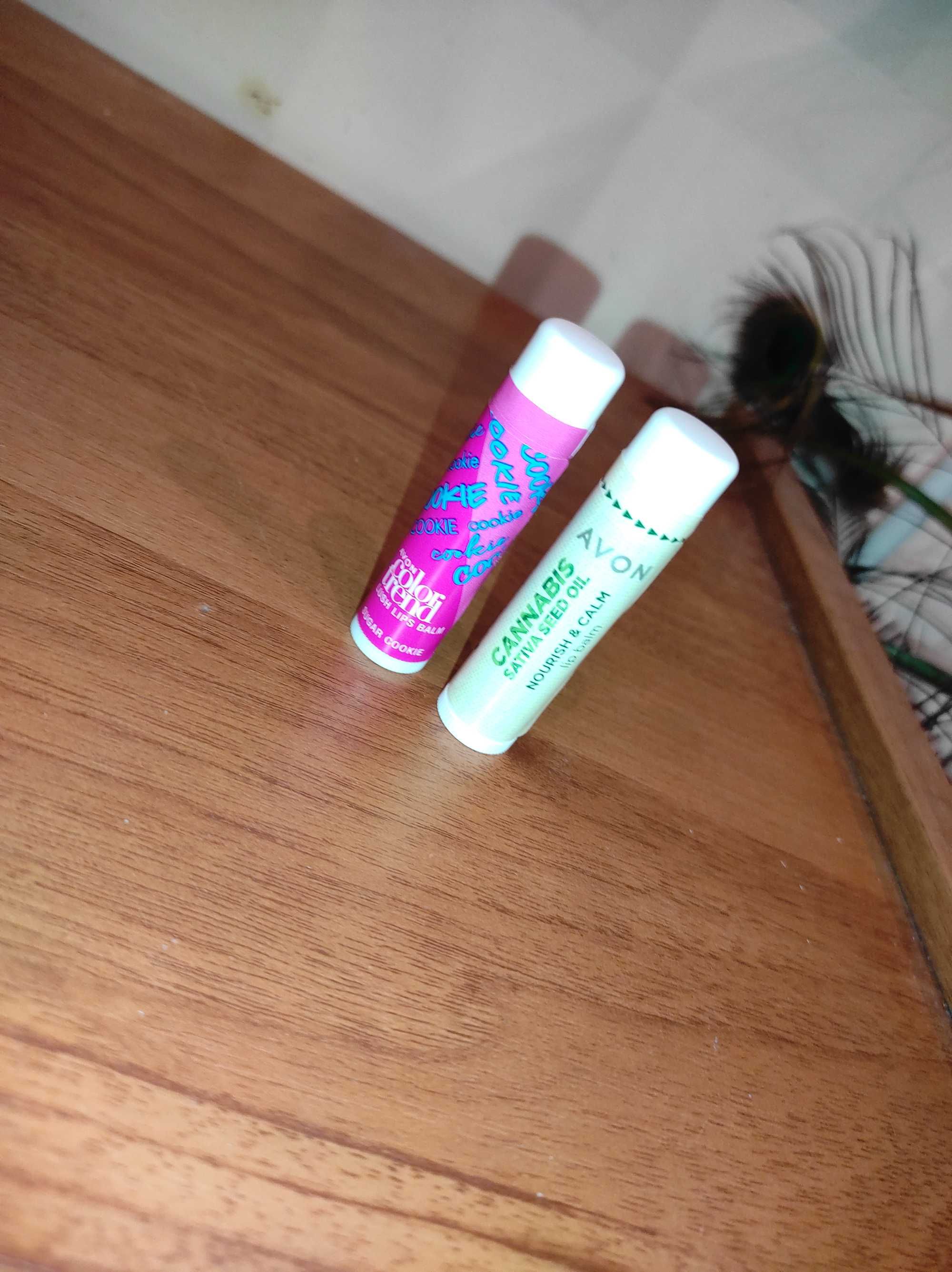 червила /балсами за устни AVON
