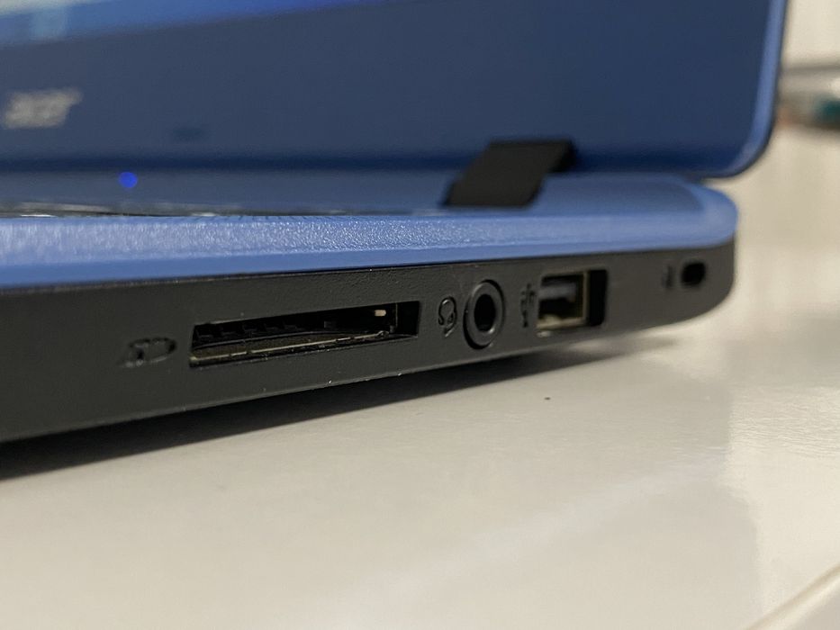 Лаптоп Acer Aspire ES1-132 с Windows 10