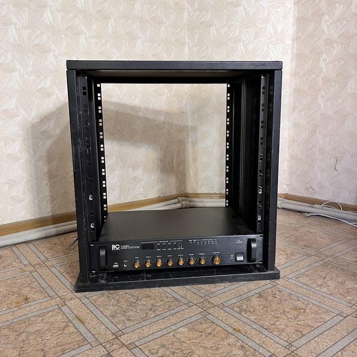 Рэковая стойка для музыкальной аппаратуры