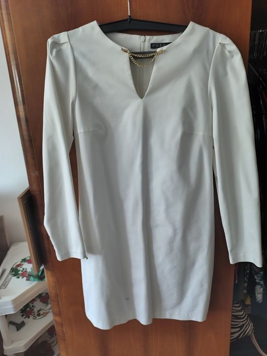 Vind rochie alba  ptr fete.
