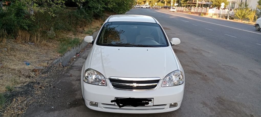 Lasetti 1.8 sotiladi
