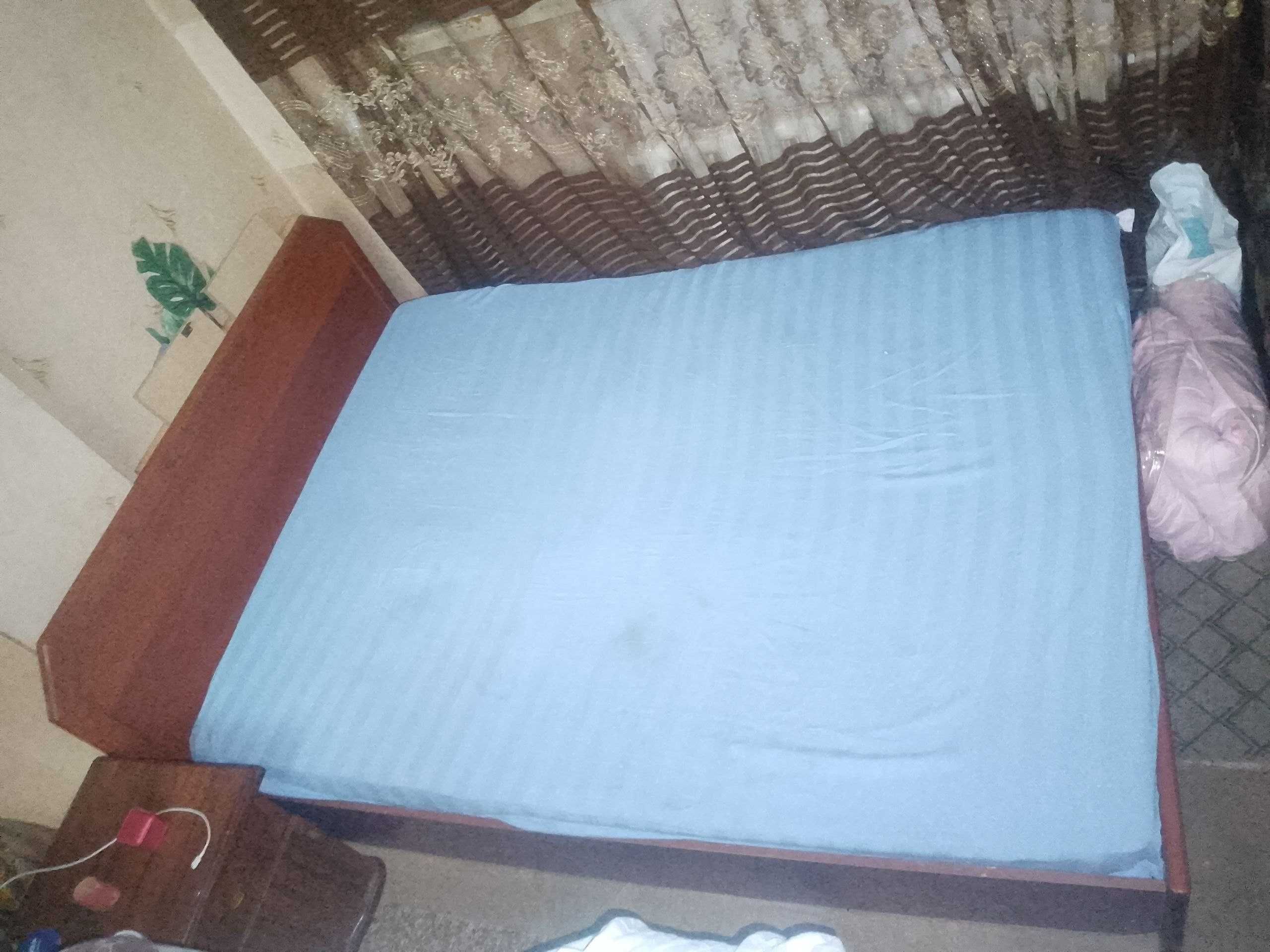 Продам Кровать,  БУ матрас  и  Тумбочки прикроватные 2 шт