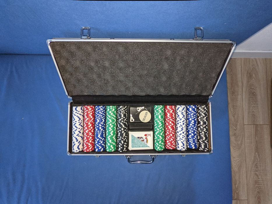Vând set poker cu 500 jetoane