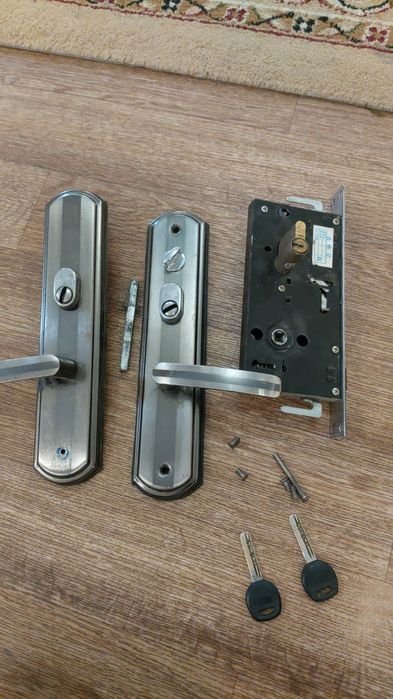 Новый замок заводской от железной двери