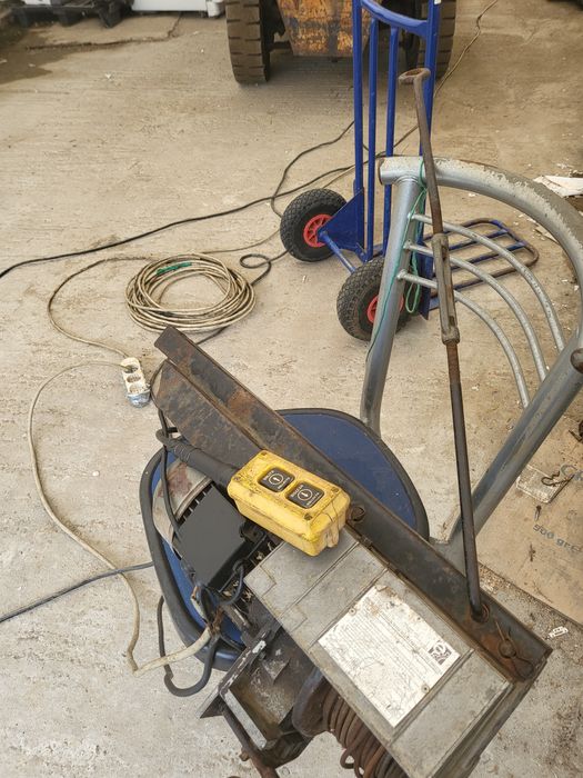 Troliu-electropalan pentru costructii