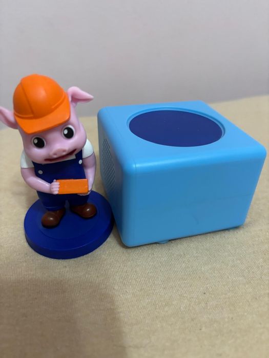 Boxa audio litera si figurina