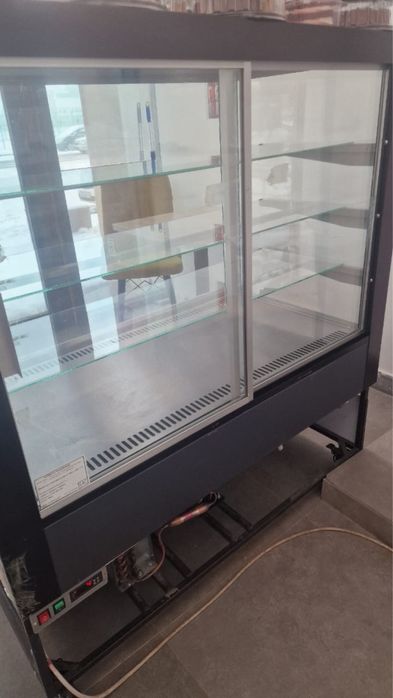 Витриный холодильник