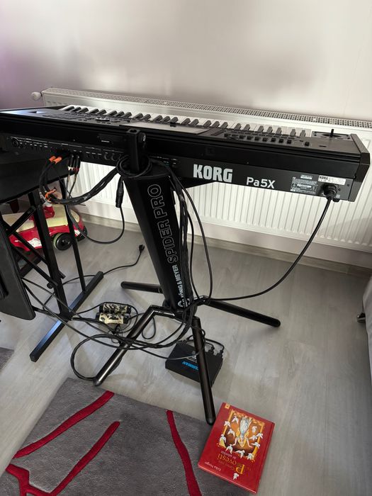 Korg pa5x   61 keys.  Nou