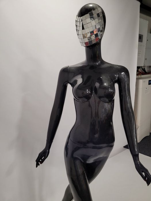 Манекен дама черен гланц