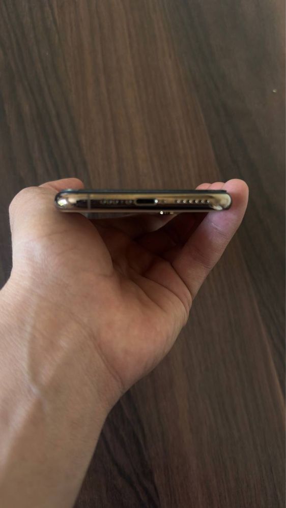 Iphone xs gold  64 gb ideal.
