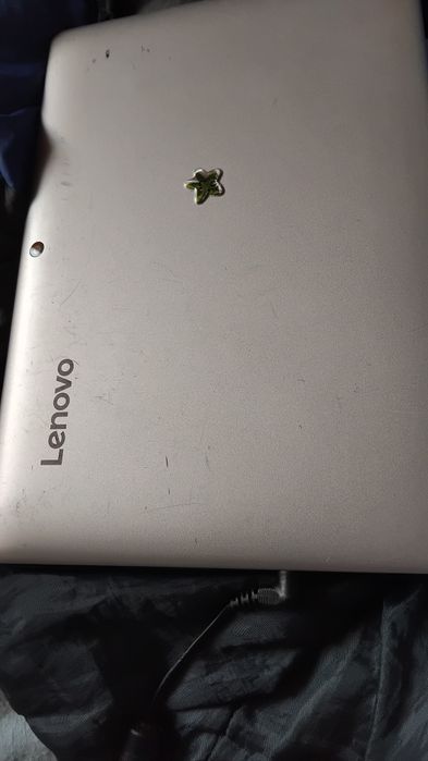 Лаптопче Леново, което става и на таблет за ремонт или за части