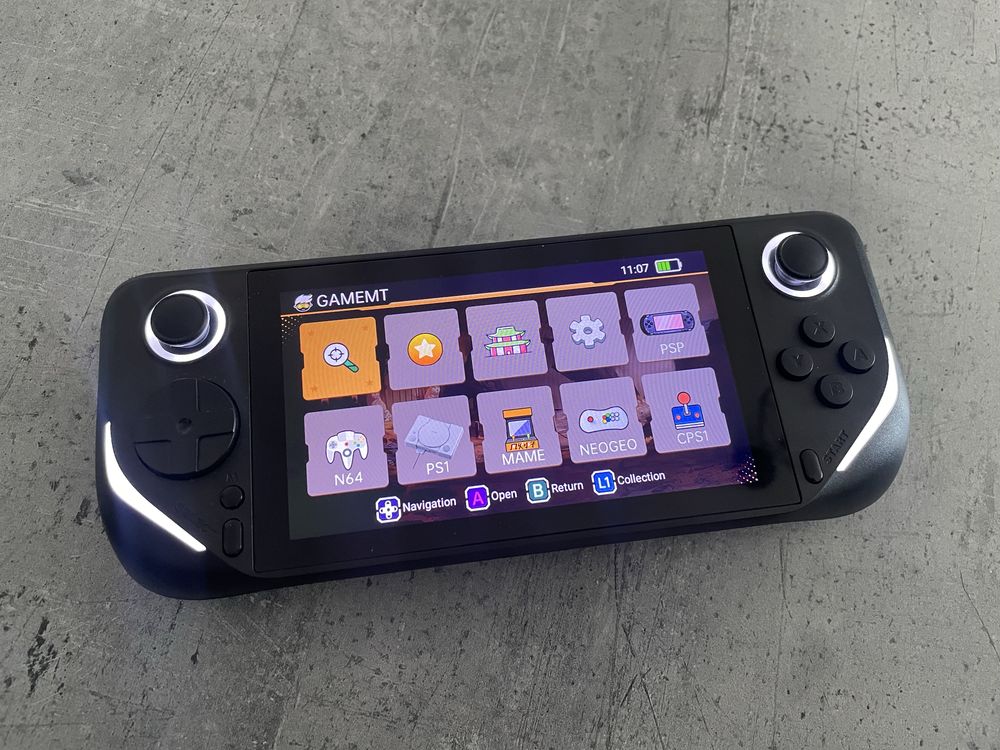 Consola emulator retro cu foarte multe jocuri incluse