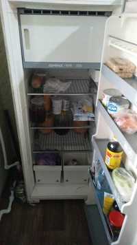 Холодильник б/у.старый но хорошее состояние.Морзит отлично.
