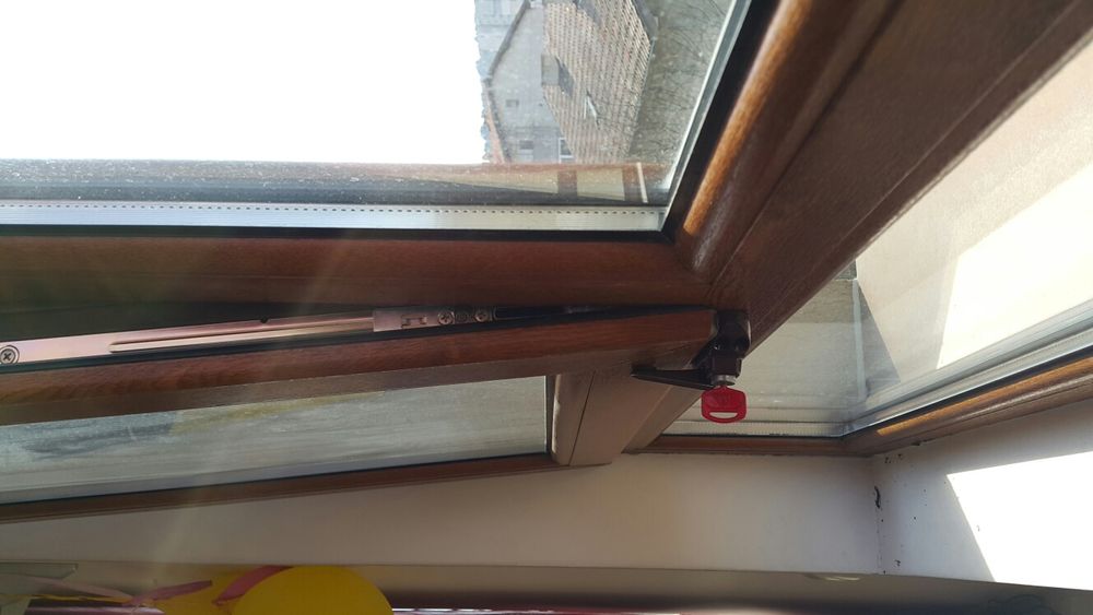 Блокираща брава за PVC дограма .Райбер  . Защита за прозорец . С КЛЮЧ