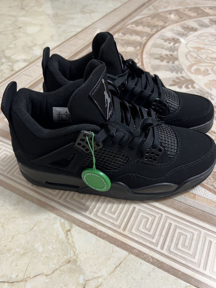 Salut! Vand aceasta pereche de Jordan 4 Black Cat