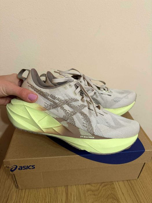 Дамски маратонки ASICS Novablast 5 – размер 38 (24 см)