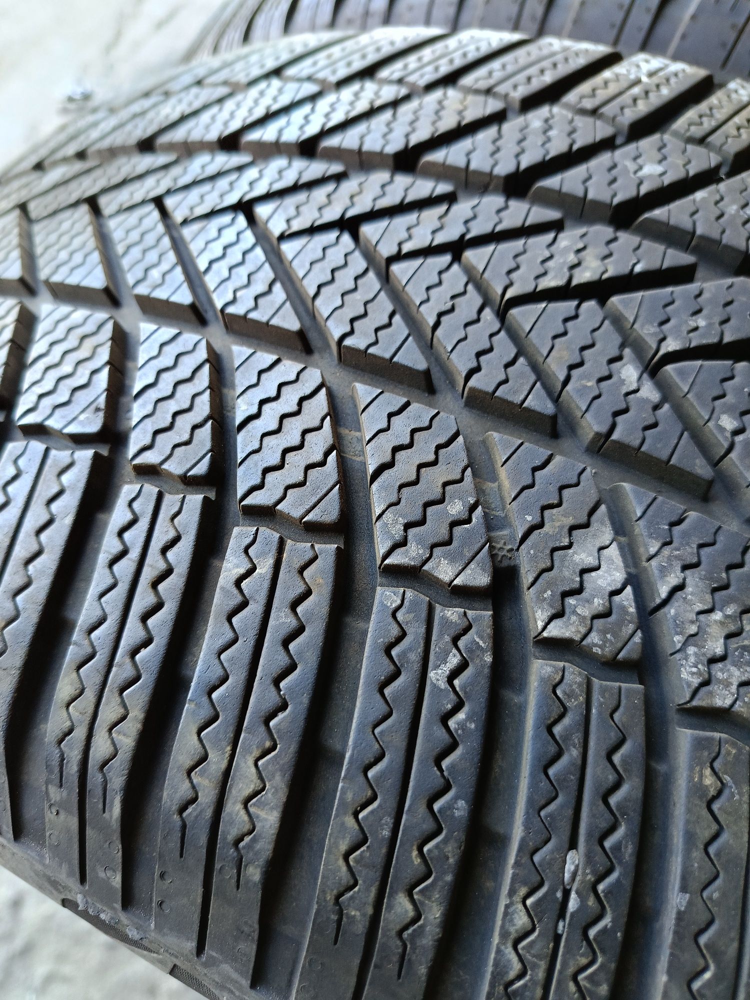 Зимни гуми -2022г.-19цола-255/50-1бр.-170лв."BRIDGESTONE"