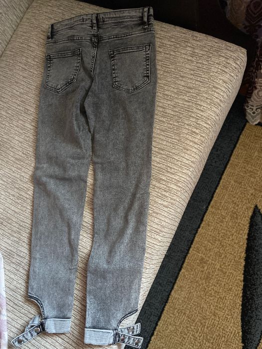Vând blugi damă de culoare gri