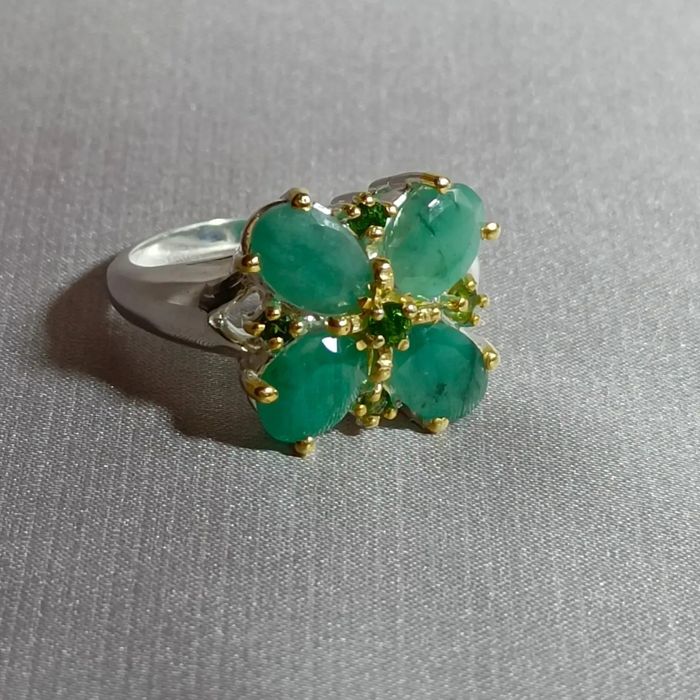 Новое серебряное кольцо с натуральными изумрудами.