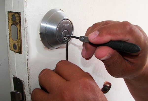 Locksmith 24h/Deblocari Usi Non-stop/Deblocaje usi Non-stop/Reparații
