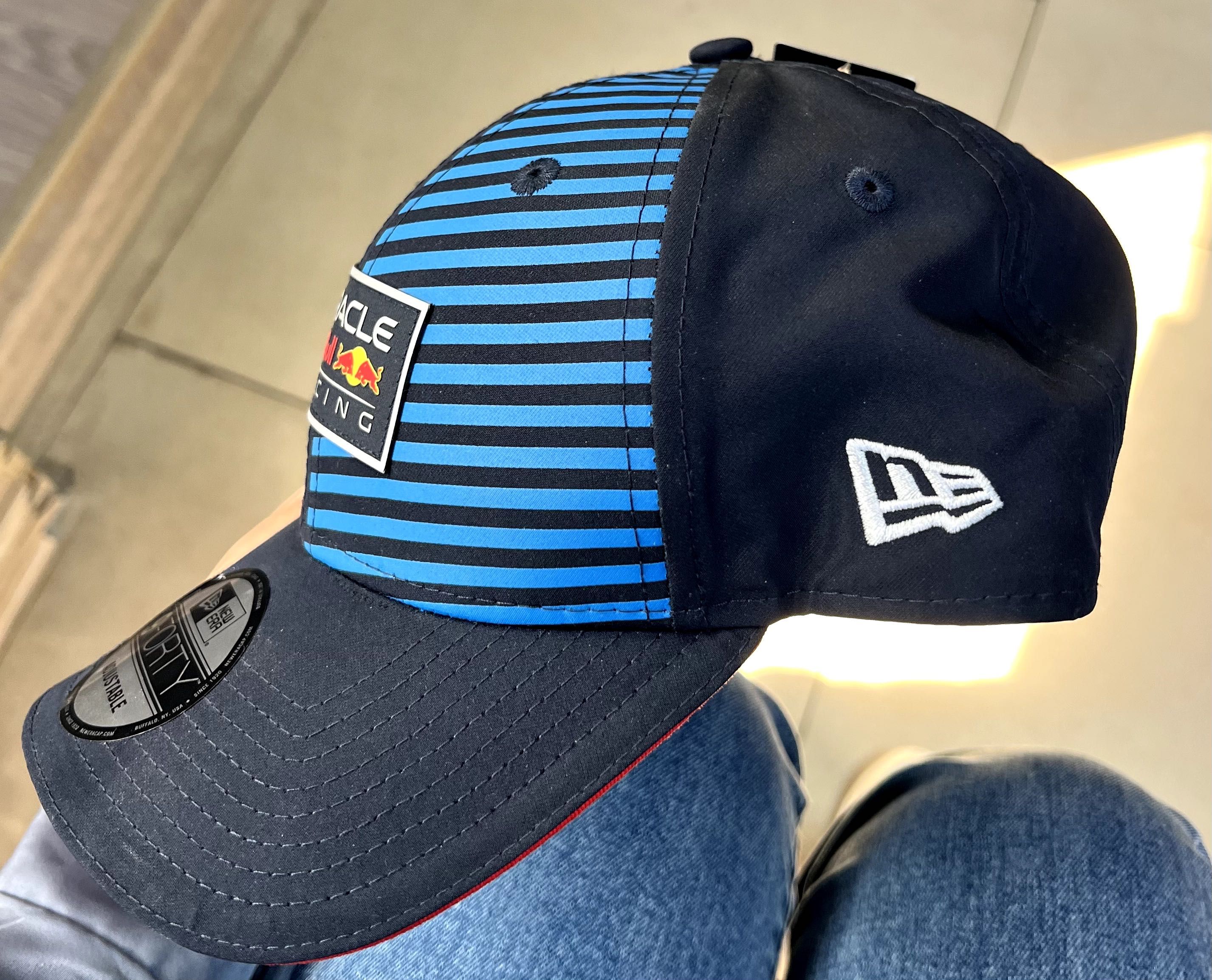 Продаю оригинальную кепку Red Bull Racing