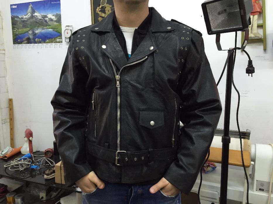 geaca din piele naturala cu un model frumos