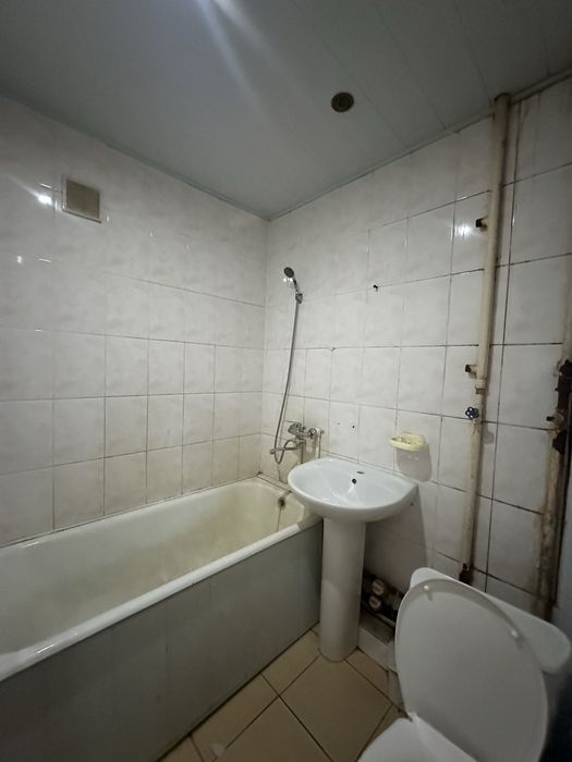 Ассалому Аллайкум Вокзал 1 хоналик квартира сотилади йулни устила дом