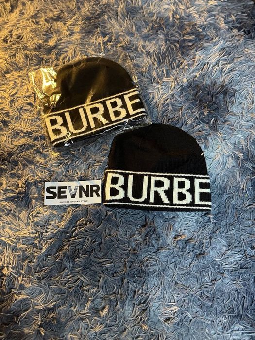 в наличии Шапка Burberry