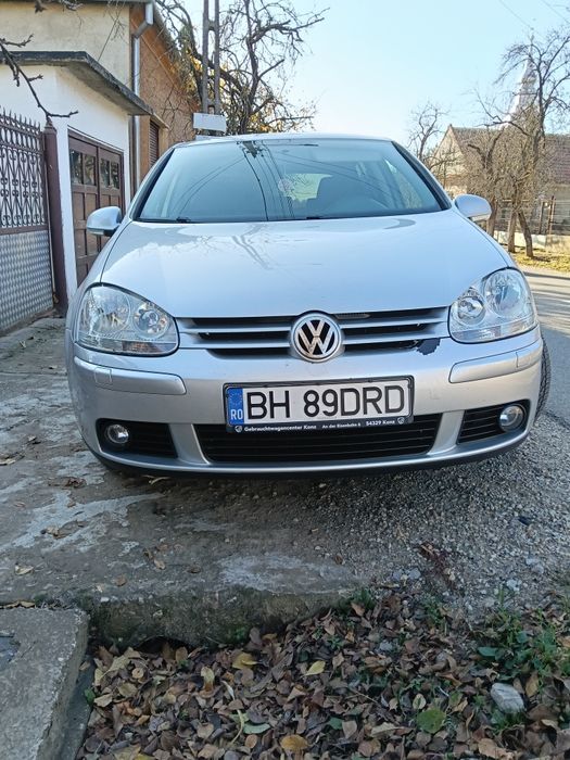 Vând Volkswagen Golf 5 benzină în stare bună