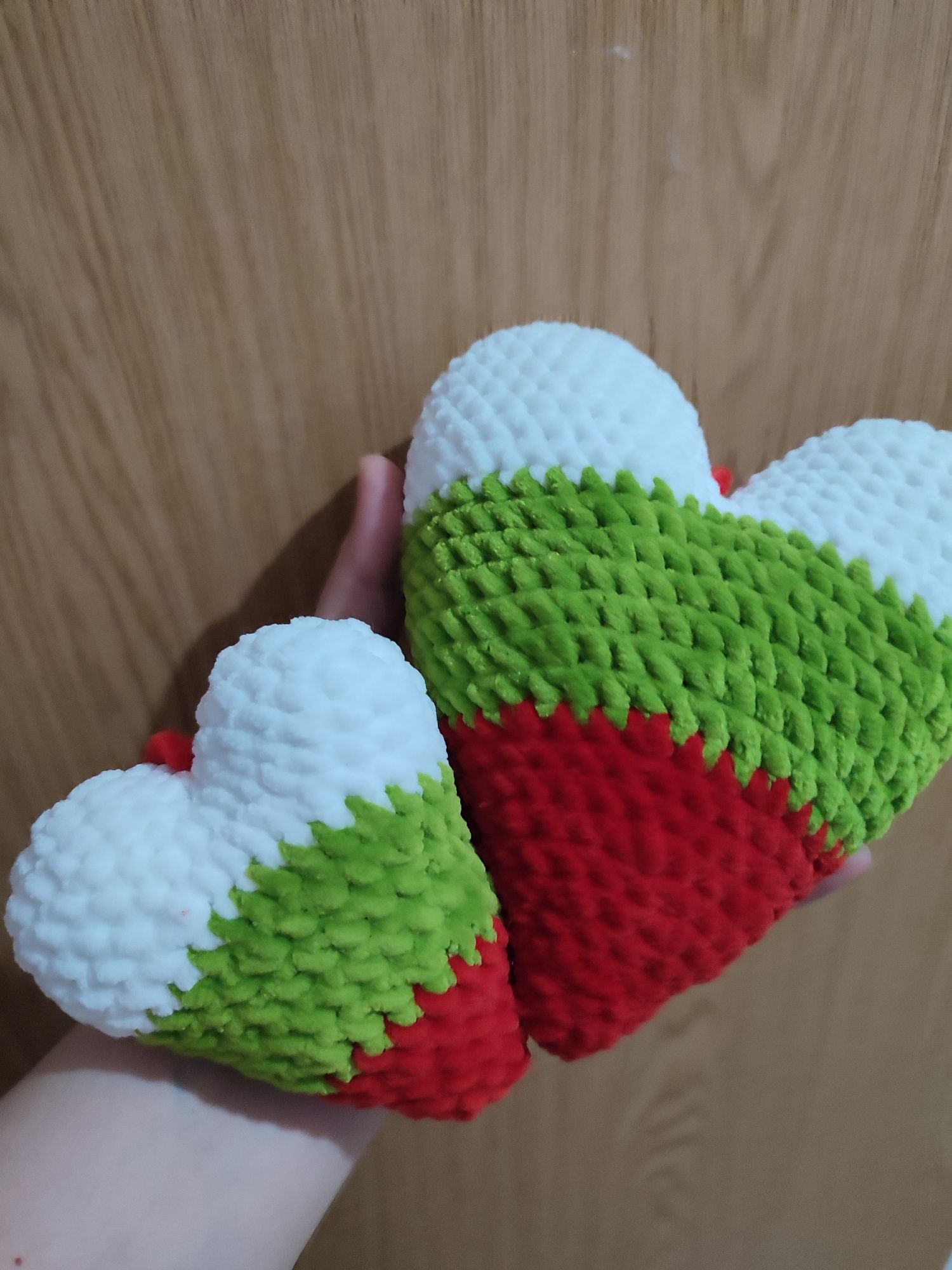 Плюшени играчки за малко дете.Плетени играчки