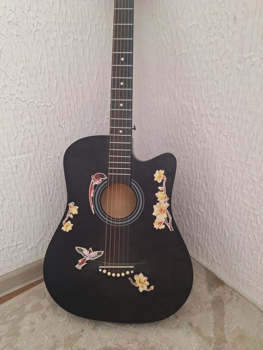 Акулисттческая гитара