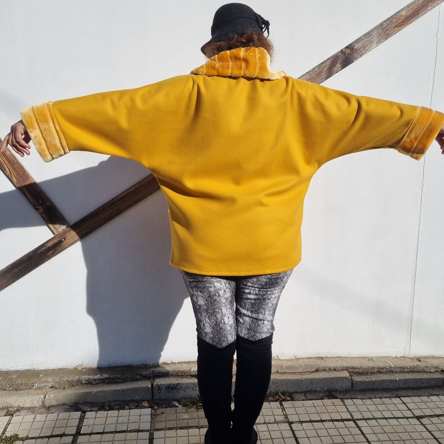 Топло вълнено палто в два цвята жълто и сиво