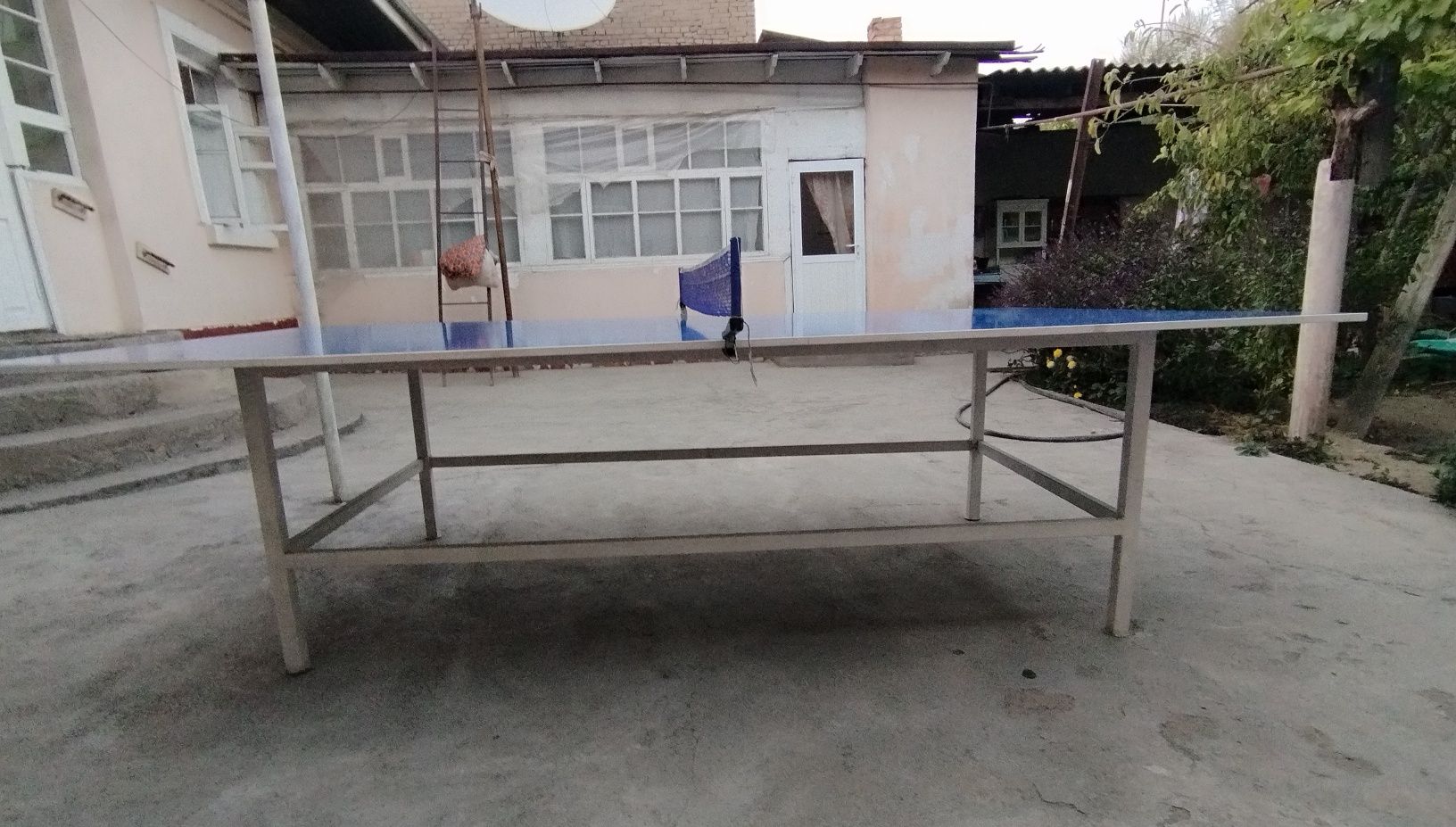 Stol tennisi sotiladi raketkalari bilan