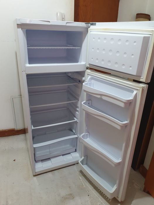Vând frigider Indesit