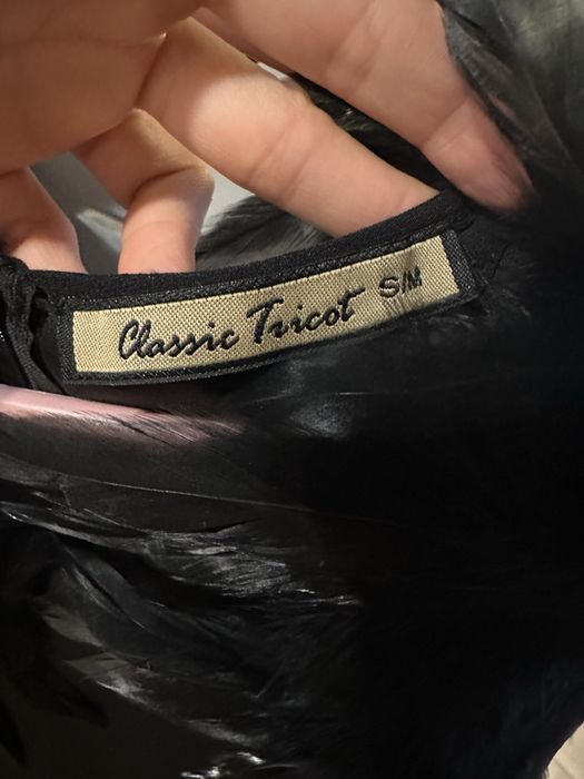 Черна елеганта рокля с пера