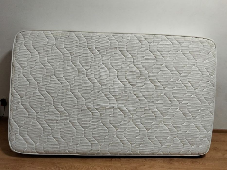 Матрас в хорошем состоянии без запаха после профессиональной химчистки