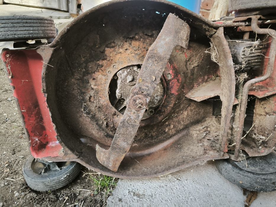 Mașina de tuns iarba Raser