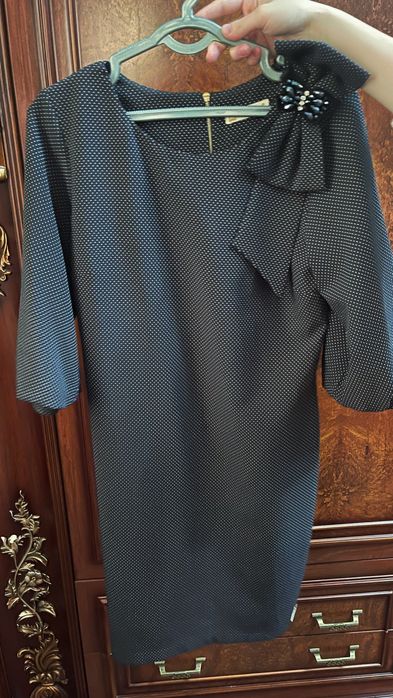 Элегантное платье в мелкий горошек.