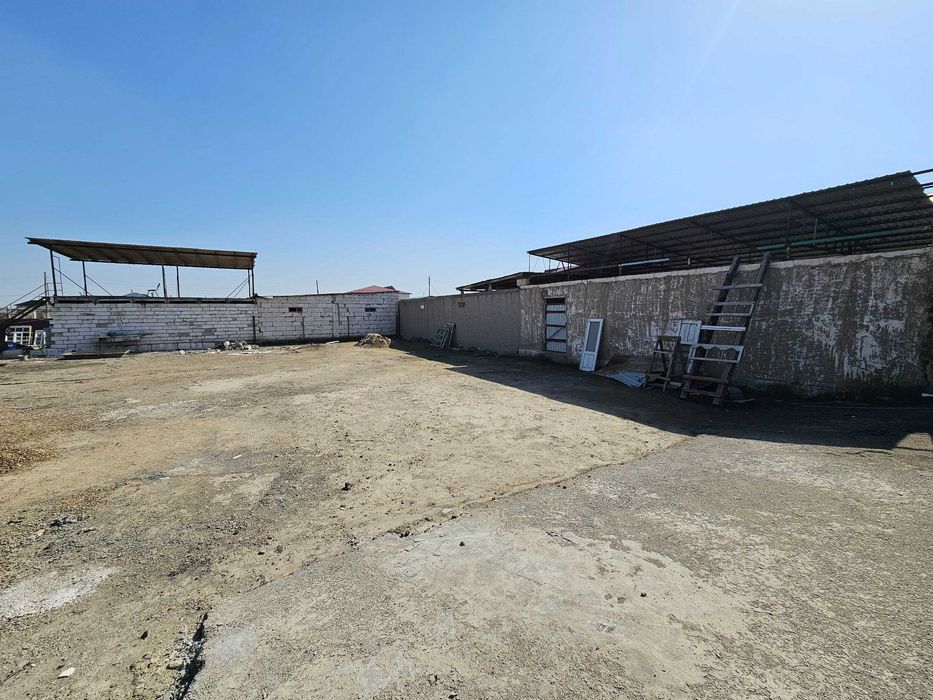 Avto servisga mo‘ljallangan joy orqa yer maydoni bilan birga sotiladi.