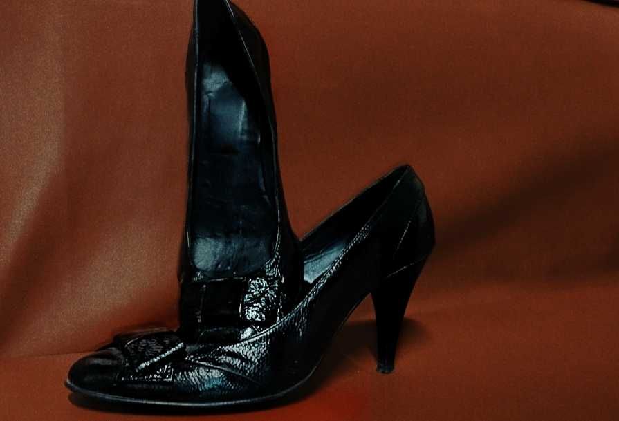 Pantofi eleganți cu toc, negi, lucioși