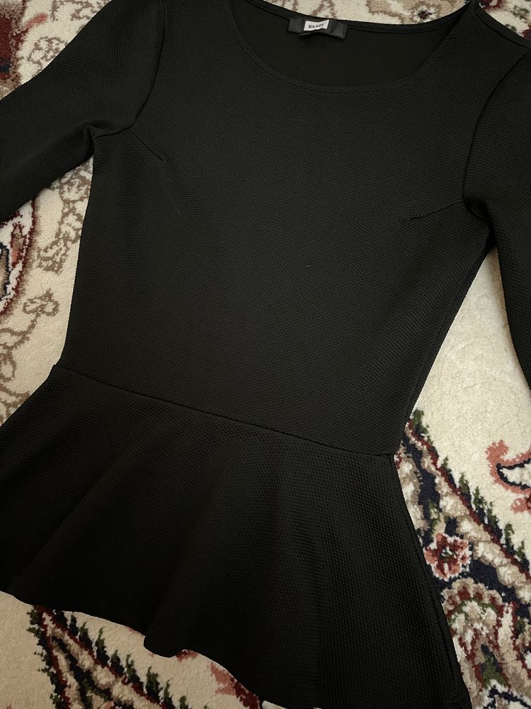 Женская черная кофточка с баской. Размер XS