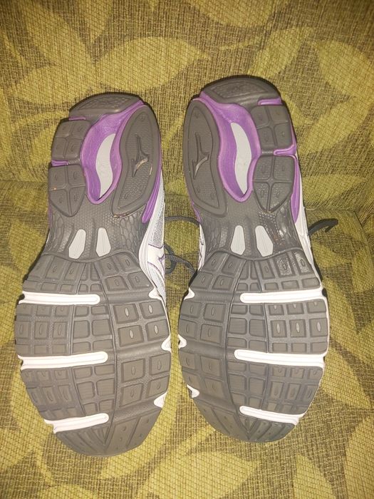 Маратонки Mizuno, Nike, Adidas и HOKA