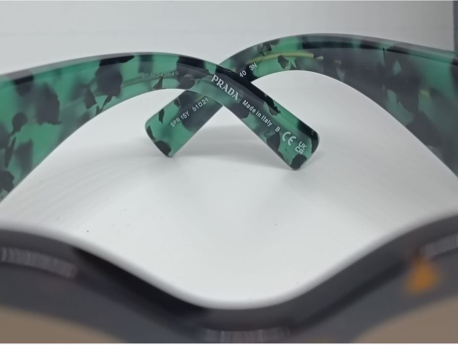 Продавам слънчеви очила Prada SPR 15Y кафяво със зелено