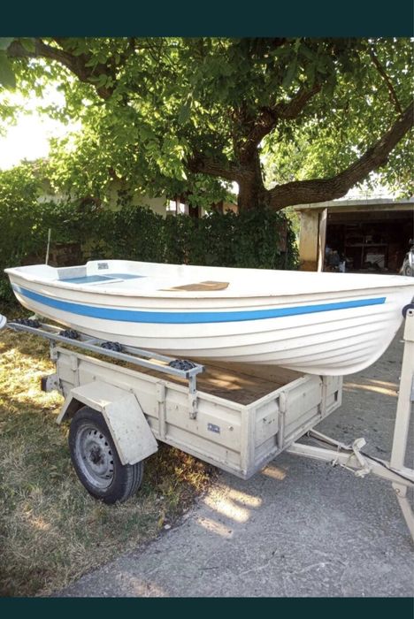 Продавам ,лодка от стъклопласт със двойно дъно .Дъжина 2,80 .Перфектна